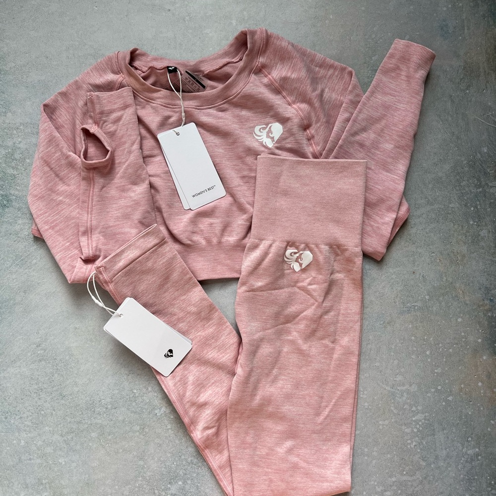 Women’s Best long sleeve crop top + matching leggings.